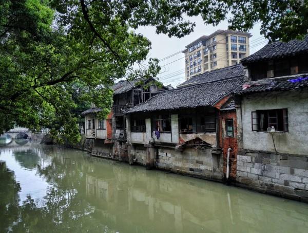 江西东乡：新铺沥青路 新农村里“年味”浓